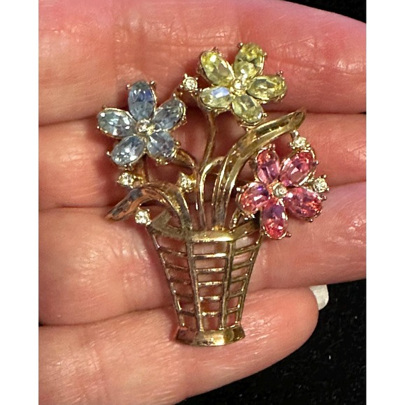 Vintage Trifari Fragonard Flower Basket Pin Brooch - Picture 4 of 4
